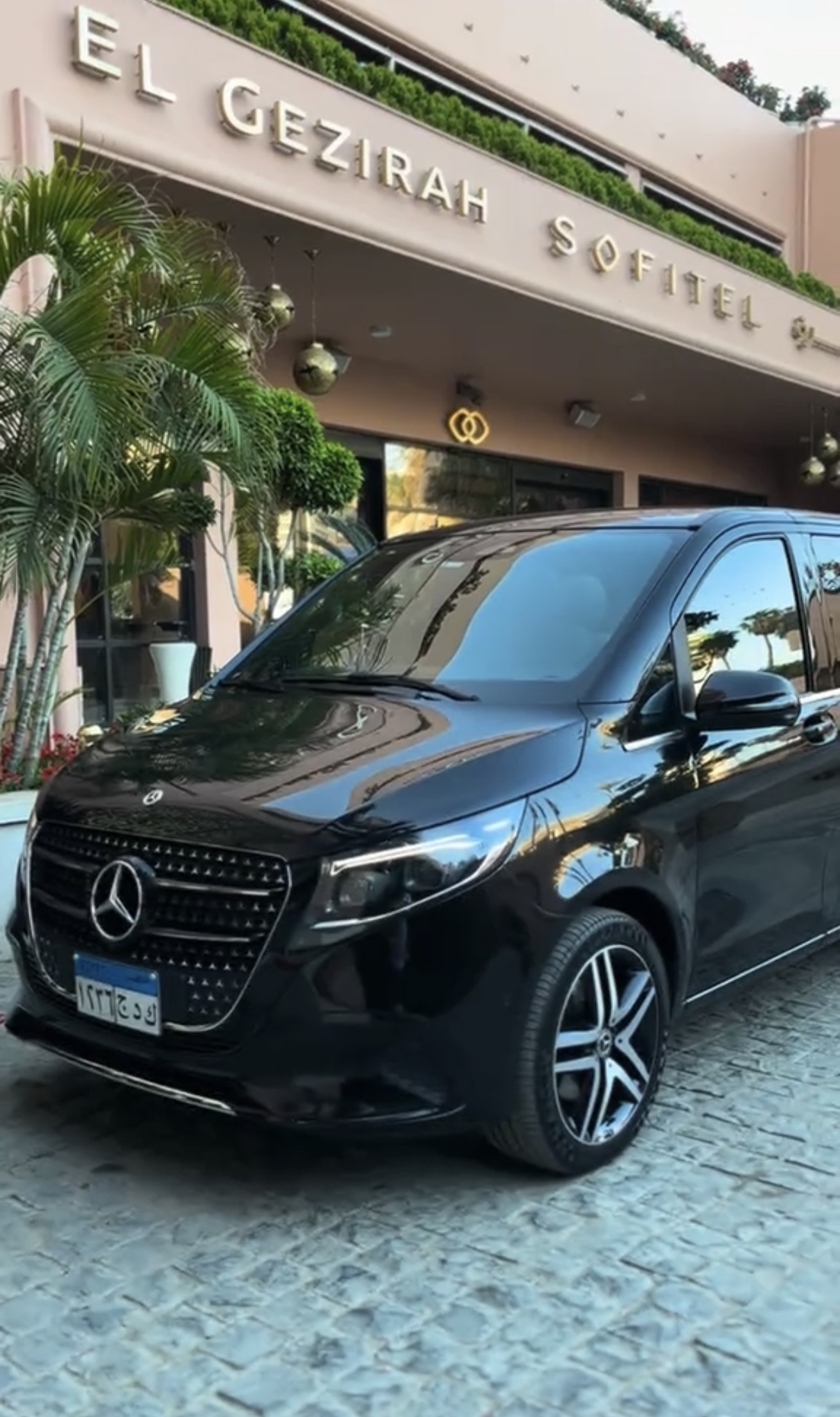 RU Viaggi Mercedes V-Class at a hotel arrival